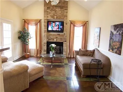 4 bed, 2.5 bath, 3273 sqft, $3,399 — Photo 2