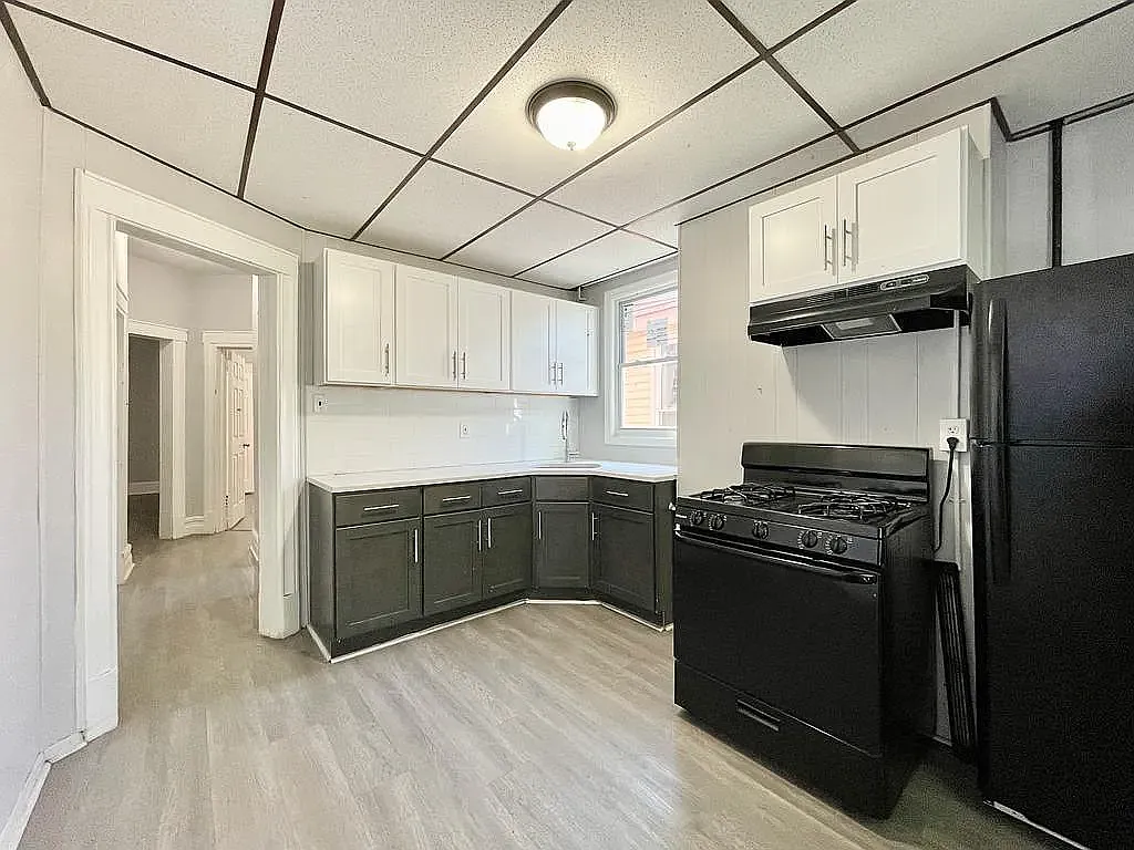 3 bed, 1000 sqft, $1,999 — Photo 2
