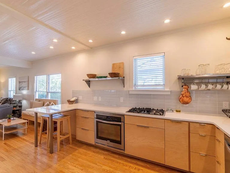 1503 Newton St — Photo 9