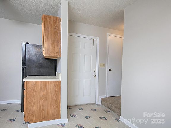 5th image of 813 Alexander St