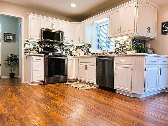 Beautifully updated kitchen!