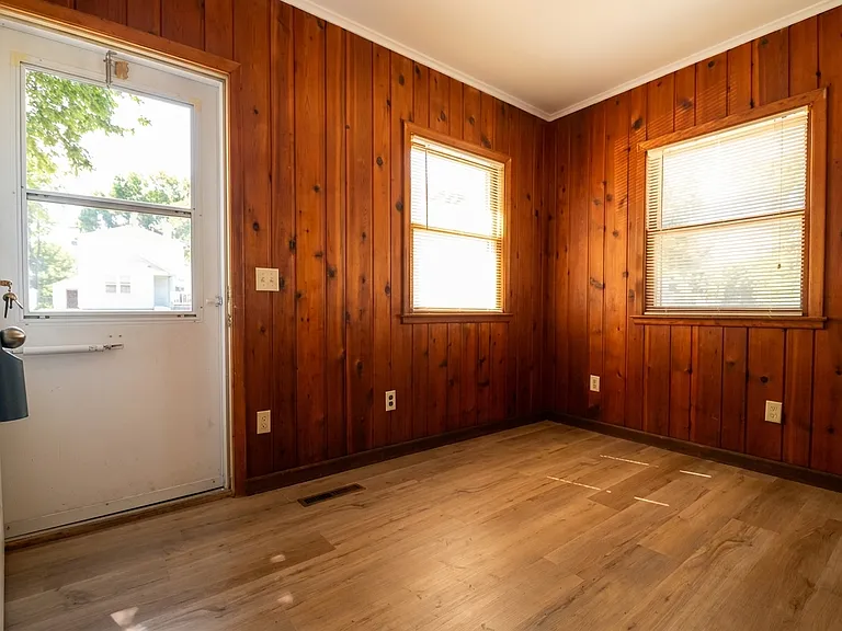 1826 S Grange Ave — Photo 16