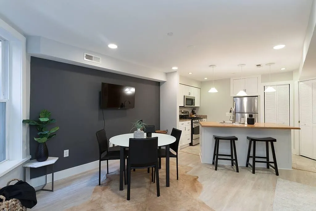 2 bed, 950 sqft, $5,400 — Photo 2