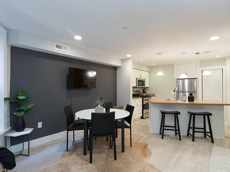 1704 Q St NW #B — Photo 2