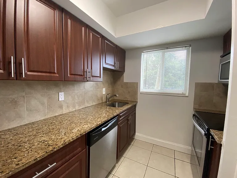 425 NE 7th Ave #3 — Photo 7