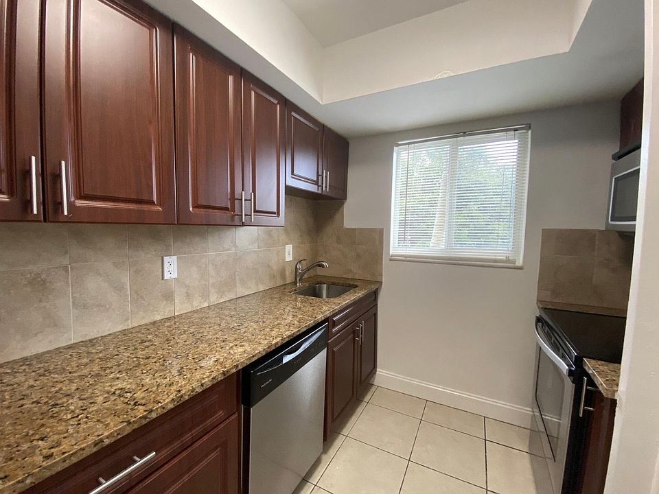 1st image of 425 NE 7th Ave APT 3