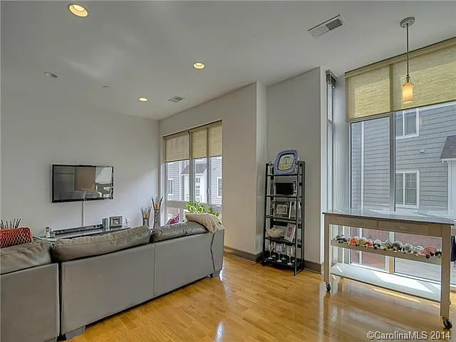 Immaculate condo in the heart of Southend with an extra deep garage! — Photo 4