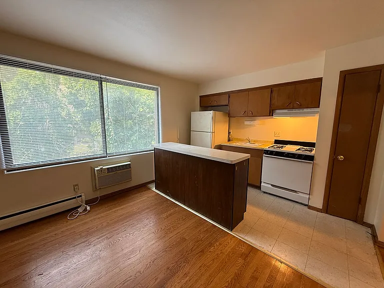 1441 N Franklin Pl — Photo 2