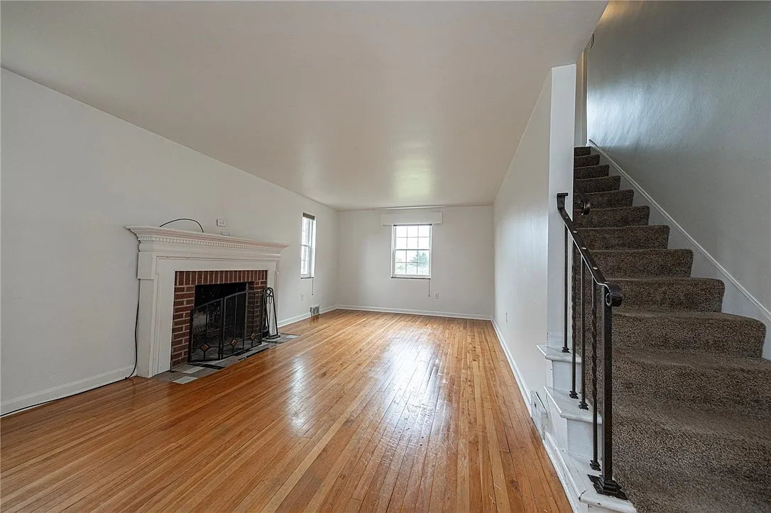 3 bed, 2.0 bath, 1324 sqft, $1,800 — Photo 2