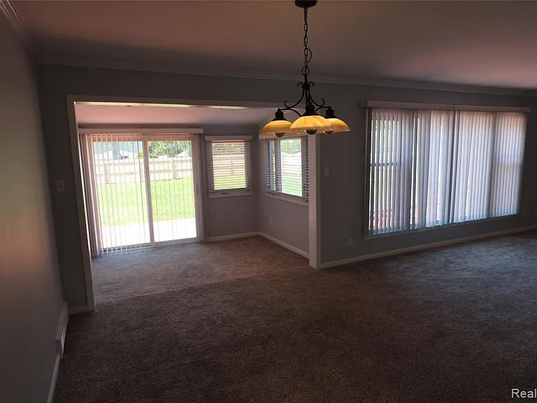 4121 Seminole Dr — Photo 23