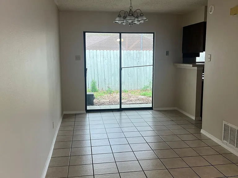 909 Castle Heights Dr #B — Photo 4
