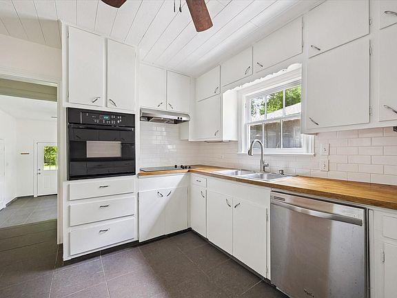 4th image of 326 W 22nd St