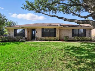 901 Springoak Ct, Euless, TX 76039