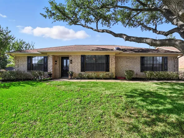 901 Springoak Ct, Euless, TX 76039