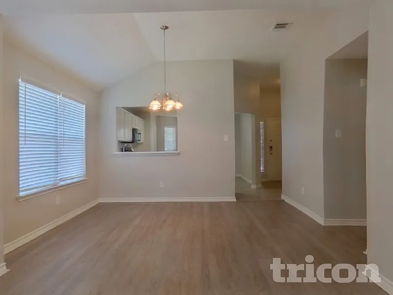 233 Amherst Dr — Photo 3