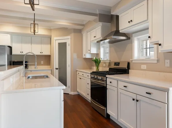 52 Farland Cir, New Bedford, MA 02745