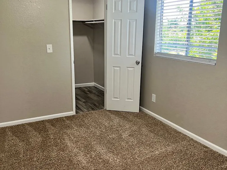 Meadowbrook Apartments — Photo 10