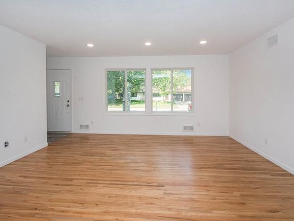 3rd image of 948 Cortland Dr