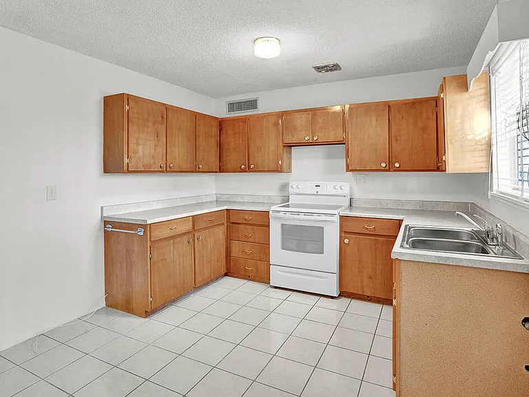 5726 Waycross Ave — Photo 11