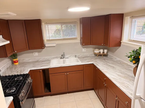8738 N Elmore St #G, Niles, IL 60714