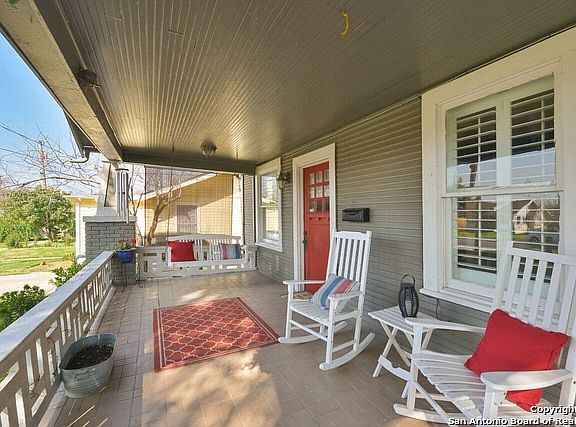4th image of 633 W Summit Ave