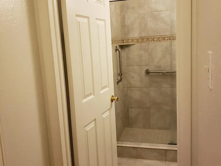 1902 Oakwood Dr — Photo 7