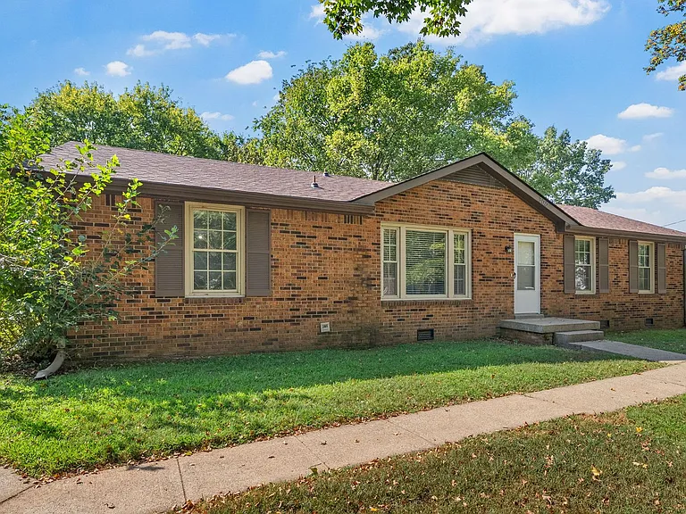 300 Hundred Oaks Dr — Photo 1