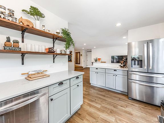 5th image of 1531 Raymond Dr APT 203