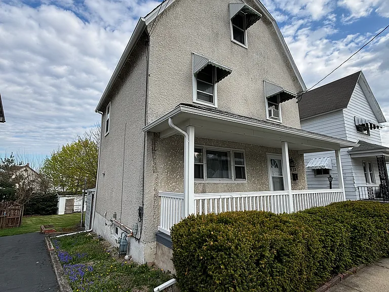137 E Elm St — Photo 2