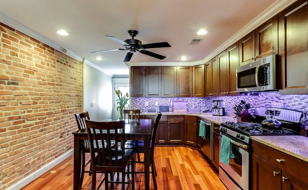 3 bed, 3.5 bath, 1414 sqft, $3,200 — Photo 3