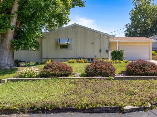 261 Foote St SW, Cedar Rapids, IA 52404