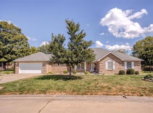 220 Wild Cherry Ln, Swansea, IL