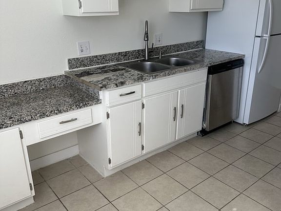 One side of kitchen countertop from nook