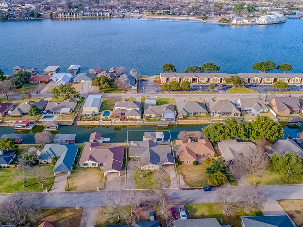 704 Tahiti Dr, Granbury, TX 76048