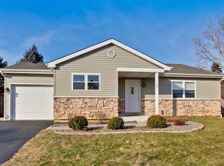 26 Chaucer Ln, Streamwood, IL 60107