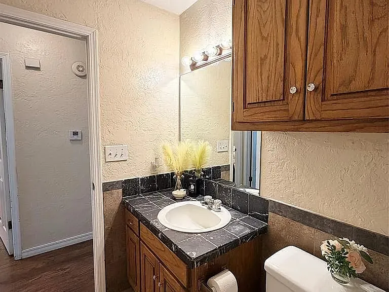 800 NE 17th Ct — Photo 6