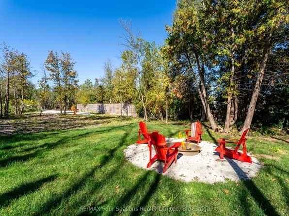 9746 Beachwood Rd, Collingwood, ON L9Y 3Z1