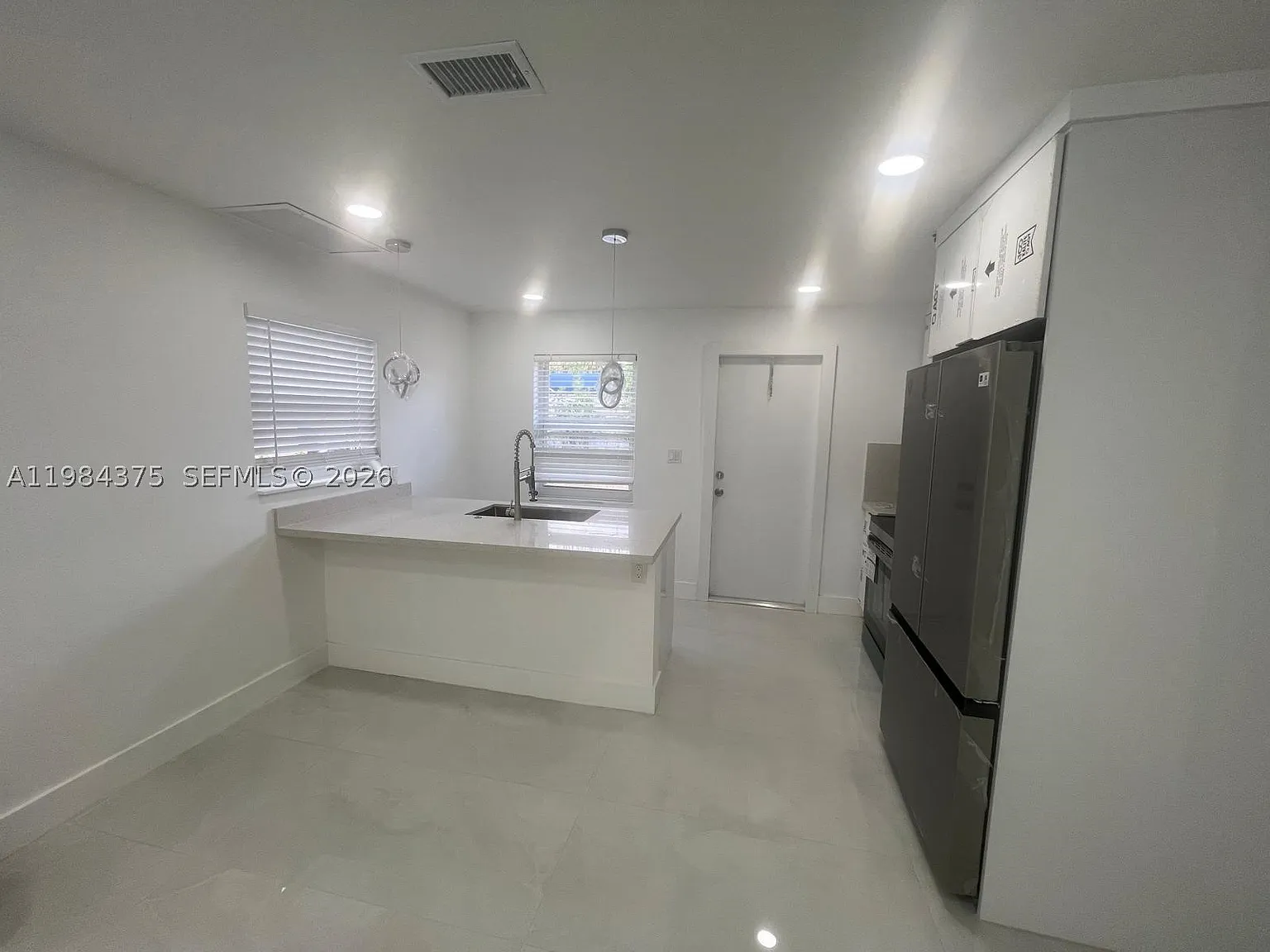 3 bed, 2.0 bath, 950 sqft, $3,100 — Photo 4