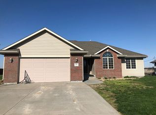 109 Sunset Ln, Maple Hill, KS 66507