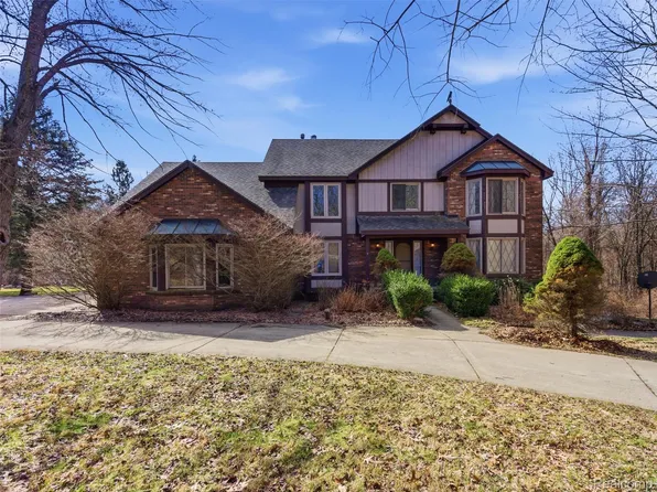 6400 Bridle Ln, Highland, MI 48356