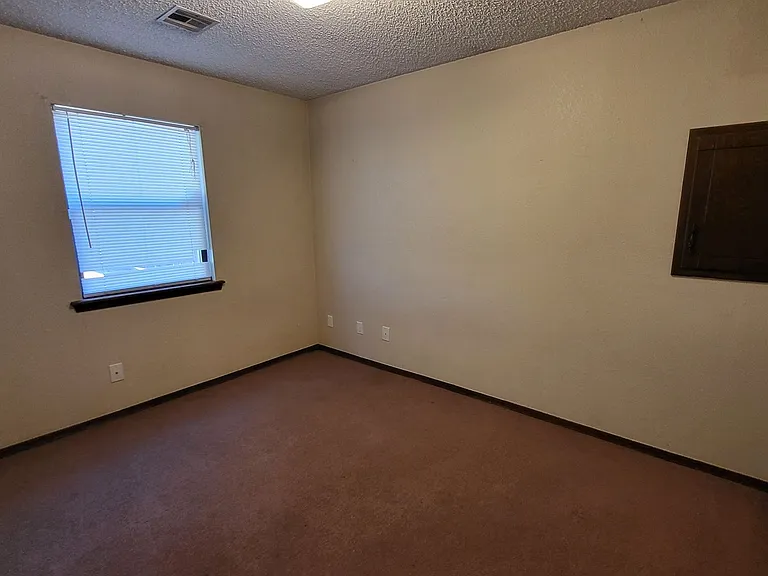 921 Callie Ave — Photo 6