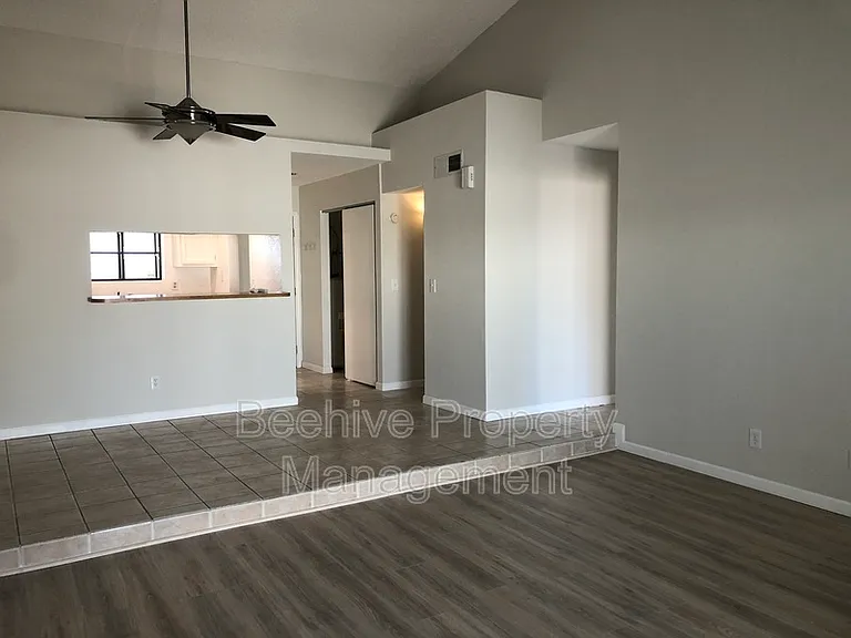 302 N Sycamore #19 — Photo 4