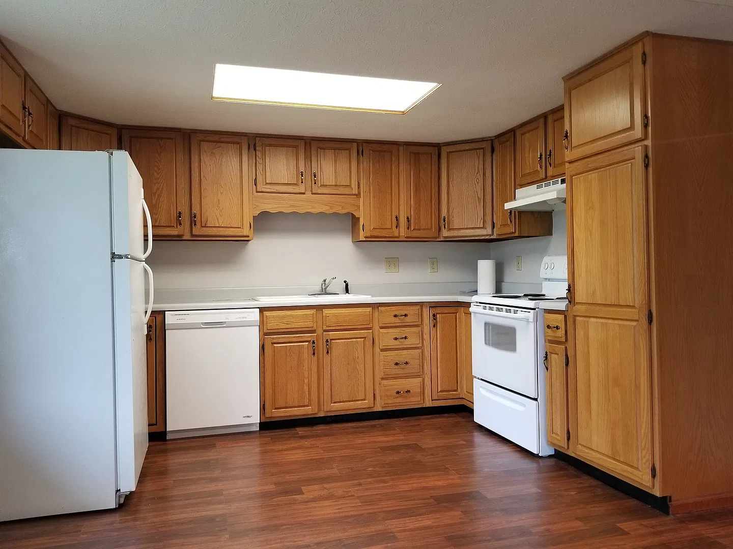 * August 2026* GREAT 3 Bed House!! — Photo 3