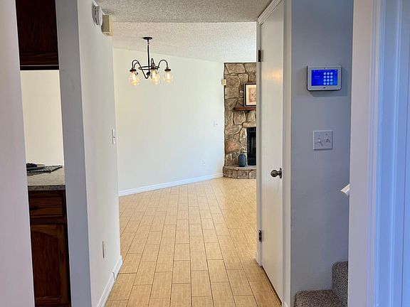 3rd image of 1157 W ROMAINE Circle