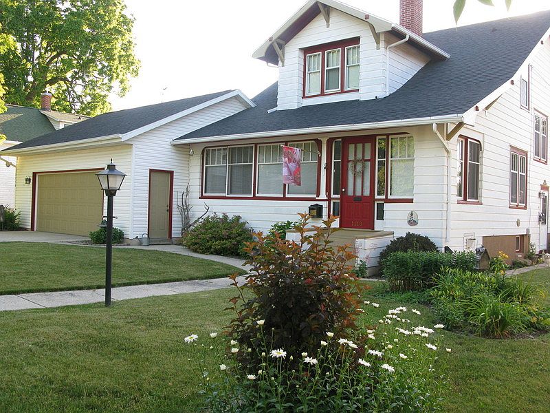 1118 Dodge Street
						:
						Looking for an affordable older home with character and charm? This is it!