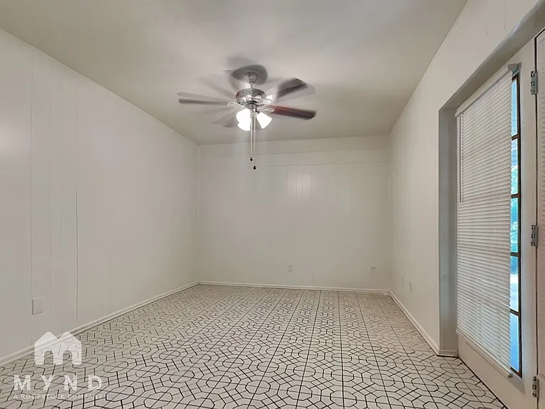 605 Thompson Dr — Photo 8