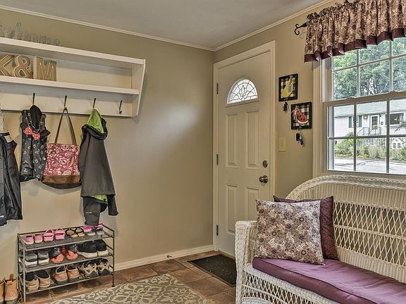 5th image of 38 E Diane Dr