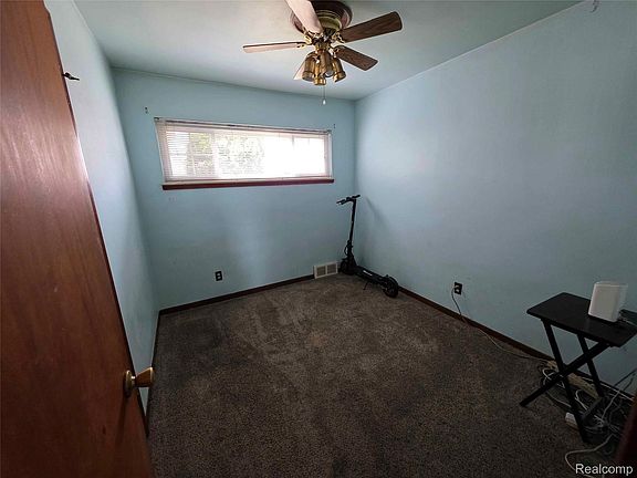 4th image of 25784 Collingwood St