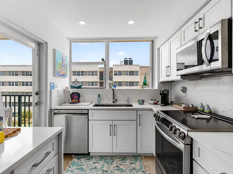 1236 Hillsboro Mile Bch #406 — Photo 31
