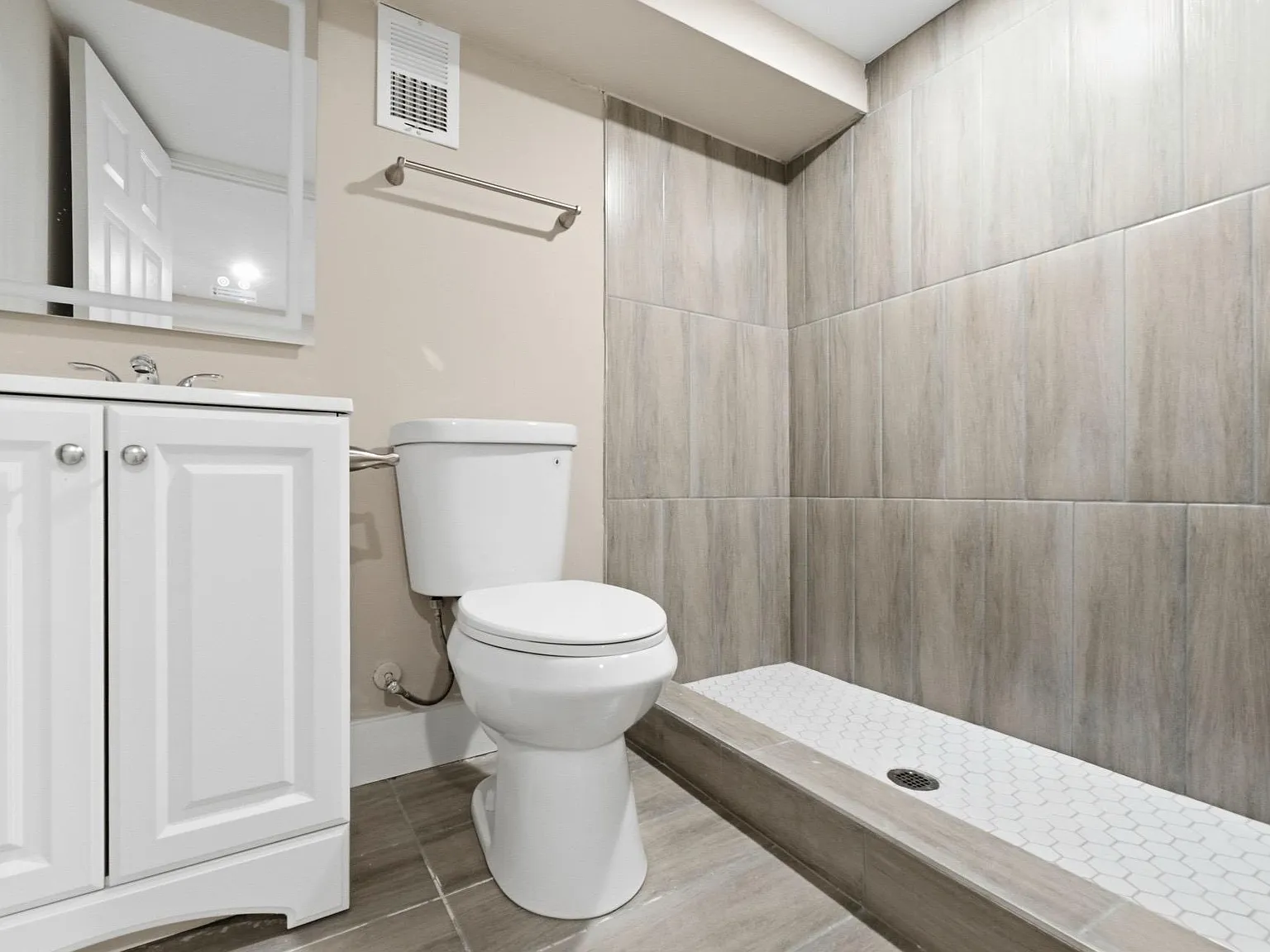 4 bed, 3.0 bath, 1300 sqft, $888 — Photo 4